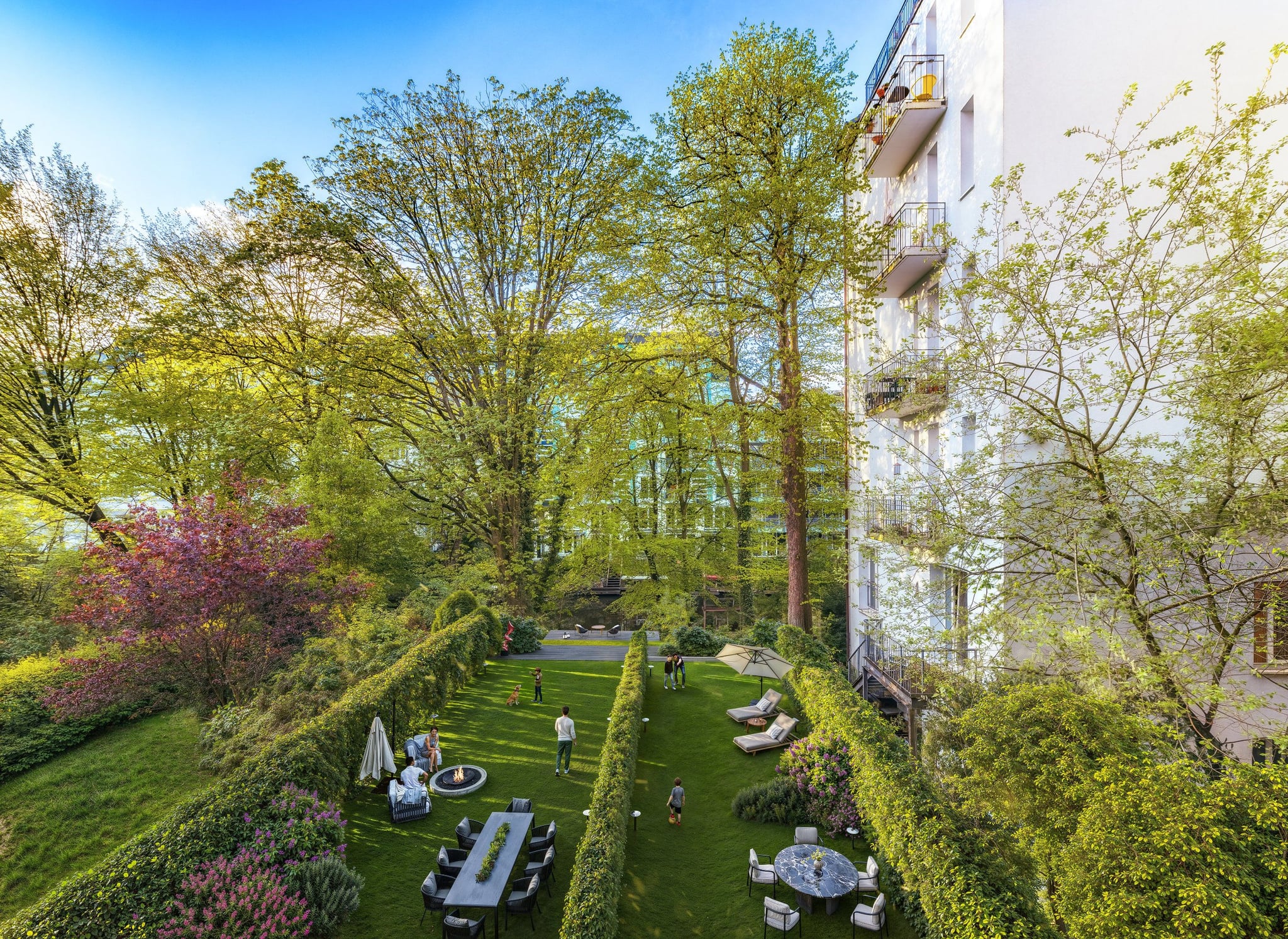 3D Visualisierung des Gartens der Andreasstraße mit gepflegten Wegen, Sitzbereichen und Bewohnern, die den Außenbereich genießen. 3D Visualisierung des Gartens der Andreasstraße mit gepflegten Wegen, Sitzbereichen und Bewohnern, die den Außenbereich genießen.