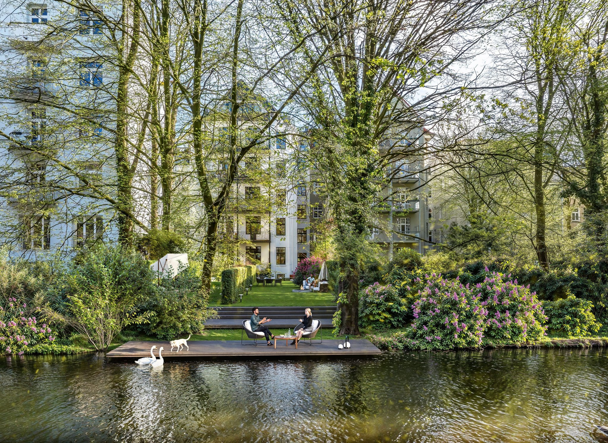 Fotorealistische 3D-Visualisierung des ruhigen Hintergartens im Andreasstraße-Projekt, mit Sitzbereich am Wasser, üppigem Grün und Schwänen. Fotorealistische 3D-Visualisierung des ruhigen Hintergartens im Andreasstraße-Projekt, mit Sitzbereich am Wasser, üppigem Grün und Schwänen.