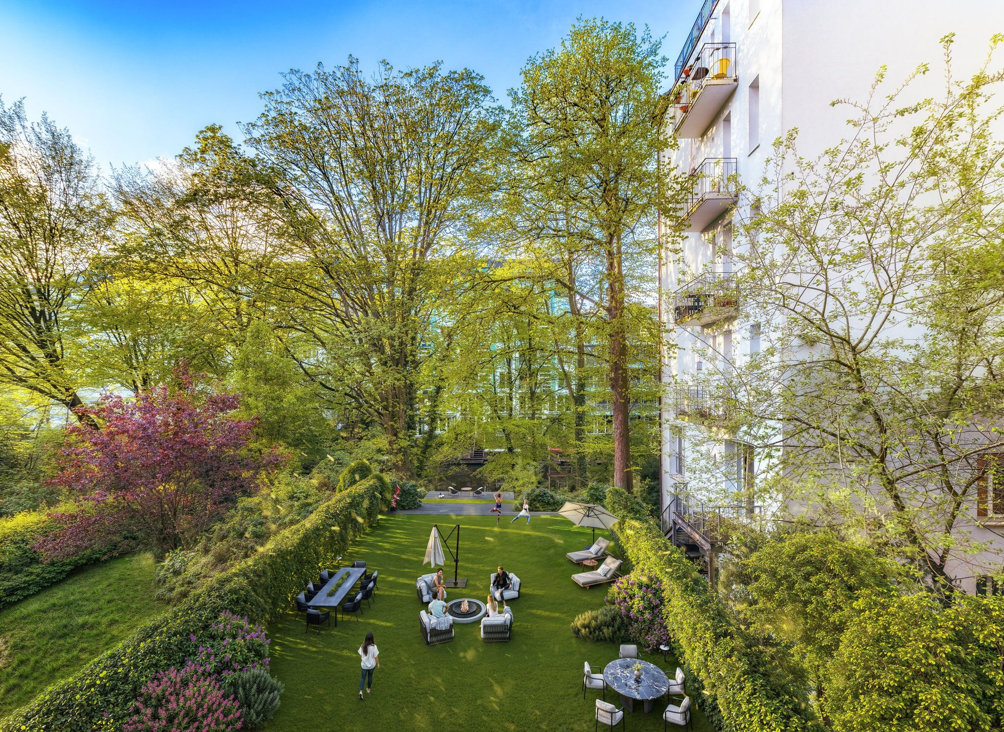 3D-Draufsicht auf den Hintergarten der Andreasstraße, der einen gut gestalteten Außenbereich mit Ess- und Ruhebereichen inmitten von Grünflächen zeigt. 3D-Draufsicht auf den Hintergarten der Andreasstraße, der einen gut gestalteten Außenbereich mit Ess- und Ruhebereichen inmitten von Grünflächen zeigt.